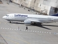 Le faux pilote, de son faux nom u00abAndrea Sirlo», a prétendu être un pilote de la Lufthansa AG sur sa page Facebook et a réussi à obtenir un tour gratuit dans le cockpit d’un avion de la Lufthansa Air Dolomiti. (Ralph Orlowski/Getty Images)