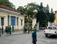 24 septembre 2012,  policiers et personnel de la sécurité près de l’entrée de la Cour populaire de la ville d’Ho Chi Minh, où trois blogueurs sont jugés pour u00abpropagande contre l’État». (STR/AFP/GettyImages)