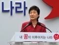Séoul 10 Juillet,  Park Geun-hye prend la parole lors d’une conférence pour annoncer sa candidature à la présidence. Fille de l’ancien dictateur sud-coréen Park Chung-hee, elle vient de tenir une conférence de presse dimanche soir afin de présenter ses excuses concernant la répression qui a eu lieu alors que son père était au pouvoir. (Jae-hwan/AFP/GettyImages Kim)