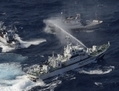 25 septembre 2012, navire des garde-côtes japonais pulvérisant de l’eau contre les bateaux de pêche taïwanais, dans la mer de Chine orientale près des îles Senkaku. (Yomiuri Shimbun/AFP/GettyImages) 
