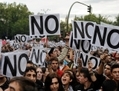 25 septembre 2012, Madrid, les manifestants maintiennent des pancartes u00abNO» devant le Parlement espagnol pour protester contre les coupures du gouvernement de Rajoy. (Denis Doyle/Getty Images)