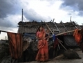 Suriya Begum, une habitante des bidonvilles de la capitale de Dhaka au Bangladesh, bébé en main. (photo d’archives) Un nouveau rapport indique que les pays les moins développés ont subi une baisse de 7% de leur PIB à cause du changement climatique en 2010. (Munir Uz Zaman/AFP/Getty Images) 