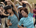 Le Tai Chi ou Tai Chi Chuan est un art martial. Ses mouvements ont à la fois une application martiale (esquives, parades, frappes, saisies…) et énergétique ; ils auraient été créés et développés par des moines médecins ou guerriers taoïstes chinois. Ici, ce sont des pratiquants de Tokyo en août 2011.(Yoshikazu Tsuno/AFP/Getty des Images)