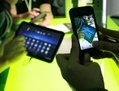 Sur cette photo d’archives, des appareils Android à l’essai en Californie. Prise de bec entre Google et une société chinoise, Alibaba, à propos d’Android et de ce qui semble être une version piratée chinoise. (Getty Images)
