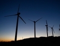 Éoliennes géantes en Californie en mai 2008. La Maison Blanche a récemment bloqué les tentatives d’une société chinoise pour acquérir quatre parcs éoliens dans le nord de l’Oregon, invoquant la sécurité nationale. (David McNew/Getty Images)