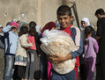 Des Syriens font la file pour acheter du pain dans la ville d'Azaz, sur la frontière avec la Turquie.(Miguel Medina/AFP/Getty Images)