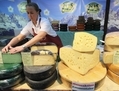 Les fromages à pâte dur sont les produits laitiers qui contiennent le plus de calcium. (Sean Gallup, Getty Images)
