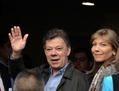 Bogota, le 3 octobre 2012, le président colombien Juan Manuel Santos, accompagné de son épouse Maria Clemencia Rodriguez Santos face à la presse devant la Clinique de la fondation de Santa Fe, avant de subir une opération du cancer de la prostate. (Guillermo Legaria/AFP/GettyImages)