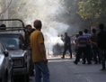 3 octobre 2012, groupes de manifestants iraniens près d’un conteneur-poubelle incendié au cours d’affrontements avec la police dans le centre de Téhéran, près du bazar principal. (AFP/GettyImages) 