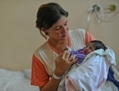 Une mère brésilienne porte son nouveau-né à la maternité d’Amparo à Su00e3o Paulo, au Brésil, le 31 octobre 2011. Le taux de césariennes au Brésil est presque trois fois plus élevé que le taux maximum recommandé par l’Organisation mondiale de la santé. (Yasuyoshi Chiba/AFP/Getty Images)