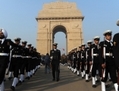 Les militaires de la marine passent sous la Porte de l’Inde à New Delhi, le 16 décembre 2011. Les relations militaires Etats-Unis-Inde se sont particulièrement approfondies dans le domaine de la coopération navale. (Prakash Singh/AFP/Getty Images)