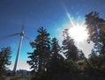 Les pales géantes d’une éolienne tournent, poussées par le vent au sommet du mont Grouse au Nord de Vancouver en Colombie-Britannique, le 30 septembre 2010.(The Canadian Press/Jonathan Hayward)