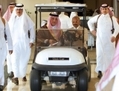Le Prince Saud al-Faisal (Centre Gauche), ministre des Affaires étrangères d’Arabie Saoudite arrive dans un buggy à une rencontre du comité des ministres arabes à Doha, pour discuter de la crise syrienne le 2 juin 2012. Le Qatar et l’Arabie Saoudite ont soutenu des intérêts politiques opposés au Moyen-Orient, signale Giorgio Cafiero. (Karim Jaafar/AFP/Getty Images)