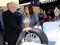 Le Premier ministre Jean-Marc Ayrault avec Claire Dorland Clauzel, membre du comité exécutif du groupe Michelin lors de sa visite sur le Stand Michelin au Mondial de l’auto Paris, le 8 octobre 2012. (AFP PHOTO/Thomas Samson)