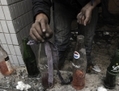 Un manifestant égyptien prépare un  cocktail Molotov au Caire le 23 Novembre 2011. (Mahmoud Hamsa/AFP/Getty Images)