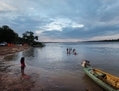 Des habitants du coin se baignent dans la rivière Xingu près du complexe du barrage de Belo Monte en construction dans le bassin de l’Amazone, au Brésil. (Mario Tama/Getty Images)