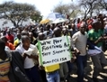 5 octobre, à Rustenburg, les mineurs en grève manifestent devant la mine Anglo American. Ce même jour la police sud-africaine a retrouvé le corps d’un mineur tué dans les affrontements des travailleurs en grève à la mine de platine. Le président du pays, Jacob Zuma a appelé les mineurs à mettre fin à plusieurs mois de conflits sociaux violents. (Stéphane de Sakutin/AFP/GettyImages) 