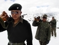 Des soldats du régiment Gurkha marchent dans la neige le long de la frontière sino-indienne, à un peu moins de 5 kilomètres de l’État d’Arunachal Pradesh, le 31 octobre 2003. L’Inde et la Chine ont mené une guerre frontalière amère, les troupes chinoises avançant en profondeur vers l’Arunachal Pradesh et infligeant de lourdes pertes. (AFP/Getty Images)