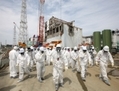 Des membres de la presse et des employés de TEPCO visitent le site de la centrale Fukushima Daiichi le 26 mai 2012. (Tomohiro Ohsumi/AFP/GettyImages)