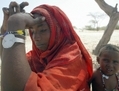 Une mère nomade Fatima Usman déprimée, tenue à l’écart de son fils Hadija alors que la famille se prépare à quitter le camp Woudi dans le désert du Niger le 28 octobre 2006. Les experts de l’ONU ont examiné la montée globale du taux de dépression, souvent déclenchée par la précarité et l’errance, lors de la Journée mondiale de la Santé le 10 octobre. (Pius Utomi Ekpei/AFP/Getty Images)