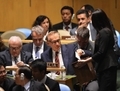 Le ministre des Affaires étrangères australien Bob Carr (au centre) dépose son bulletin de vote lors de la session de l’Assemblée générale des Nations Unies du 18 octobre 2012, tenue pour déterminer les cinq membres non-permanents du Conseil de sécurité. L’Australie vient d’être choisie. (Stan Honda/AFP/Getty Images)