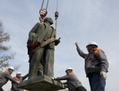 Une grue soulève la statue de Vladimir Lénine alors que des ouvriers l’aident à tomber, le 14 octobre à Ulan-Bator, Mongolie. Le maire de Ulan Bator a décidé d’enlever la statue de l’ère soviétique qui représentait la répression pendant des années par les Soviétiques. (Paula Bronstein/Getty Images)