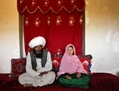 Ghulam, 11 ans, et Faiz, 40 ans, posent avant leur mariage en Afghanistan. (Stephanie Sinclair/VII)