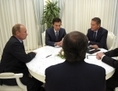 Le président russe Vladimir Poutine (à gauche), le président du conseil BP, Carl-Henric Svanberg (à l’arrière, 2ème à droite), le chef de la direction Robert Dudley BP (à droite), le PDG de Rosneft Igor Setchine (à l’avant au centre), lors d’une rencontre à la résidence du président, à la station balnéaire de la mer Noire de Sotchi, le 18 septembre 2012. Après des mois de négociations, BP a annoncé le 22 octobre avoir accepté de vendre 50% de ses parts de sa filiale russe TNK-BP à Rosneft, la première compagnie pétrolière de Russie. (Alexey Druzhinin/AFP/GettyImages)