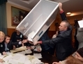 Le 28 Octobre 2012 à Kiev, suite aux élections législatives les membres d’une commission électorale dépouillent les votes. (Sergei Supinsky/AFP/Getty Images)