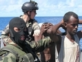 Des soldats français détiennent des pirates somaliens en mai 2009 sur le navire français <i>Nivôse</i>. (Pierre Verdy/AFP/Getty Images)