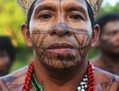 Regard d’un autochtone lors d’une cérémonie en l’honneur du fleuve Xingu avant le début d’une manifestation contre le projet de barrage de Belo Monte en Amazonie, le 13 juin, près d’Altamira, au Brésil. (Mario Tama/Getty Images)