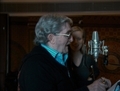 Michael Polley et sa fille, la réalisatrice/scénariste Sarah Polley, au studio d'enregistrement pour faire la narration du film Les histoires qu'on raconte. (Métropole Films)