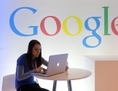 Une employée de Google travaille sur un ordinateur portable avant le début d’une nouvelle conférence sur Google Maps le 6 Juin 2012 à San Francisco, en Californie. (Justin Sullivan/Getty Images)