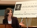 L’actrice Sally Field lors d'une conférence à Capitol Hill parle de sa lutte contre l'ostéoporose. (Mike Theiler/National Osteoporosis Foundation via Getty Images)