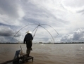 27 Juin, 2007, une femme soulève un filet de pêche sur le Mékong au Laos dans la ville centrale de Thakhaek. Le Mékong est une ressource importante pour de nombreux pêcheurs. (Hoang Dinh Nam/AFP/Getty Images)