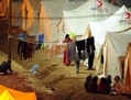Syriens dans le deuxième  camp de réfugiés du Croissant-Rouge turc dans le quartier Yayladagi de Hatay, à deux kilomètres de la frontière syrienne, 19 juin 2011. La Turquie s’est engagée à aider les réfugiés qui fuient les troubles le long de sa frontière avec la Syrie. (Mustafa Ozer/AFP/Getty Images) 