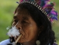 Une originaire de la tribu brésilienne Guarani fume avant sa participation aux festivités marquant le Jour des peuples Indigènes américains le 19 avril 2010 au Musée indien au Rio de Janeiro (Vanderlei Almeida/AFP/Getty Images)
