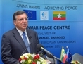 José Manuel Barroso, Président de la Commission Européenne, s’exprime lors de l’ouverture du Centre de la Paix de Myanmar à Yangon, le 3 novembre. (STR/AFP/Getty Images)