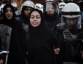 21 septembre 2012: une manifestante shiite est arrêtée par la police anti-émeute lors d’une manifestation antigouvernementale dans le centre de la capital Manama (Mohammed al-Shaikh/AFP/GettyImages)
