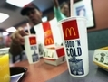 Un client consomme un soda anormalement surdosé au McDonalds de Manhattan, le 13 septembre. John Christopher Fine soutient que l’interdiction de vendre de grands sodas n’atteint pas les vrais coupables. (Mario Tama/Getty Images)