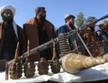 D’anciens combattants talibans exposent leurs armes après avoir rejoint les forces gouvernementales afghanes lors d’une cérémonie à Hérat, le 3 novembre. (Aref Karimi/AFP/Getty Images)