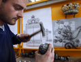 Saint-Rémy-lès-Chevreuse. Un ferronnier travaille à la restauration de la grille royale du château de Versailles. (Mehdi Fedouach/AFP)