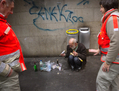 Des bénévoles de la Croix-Rouge vont à la rencontre d’un sans domicile, dans le RER à Saint-Germain-en-Laye, le 3 novembre dernier pendant une ronde du Samu social. (Loic Venance/AFP/Getty Images)