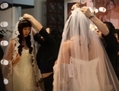 Une femme chinoise essaie une robe de mariée, lors du Salon du Mariage 2012 au Centre des Expositions de Pékin, le 17 Février 2012. (Feng Li/Getty Images)