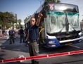 Le bus ciblé par les terroristes, mercredi à Tel-Aviv. Dix personnes ont été blessées dans l’attaque. L’accord de cessez-le-feu qui a été conclu entre Israël et le Hamas, mercredi est en passe de devenir efficace à 21 heures, heure locale. (Uriel Sinai/Getty Images) 