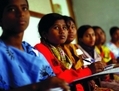 Des femmes au Bangladesh participent à une classe donnée par l'association de soutien DRAC. (UNESCO/G.M.B Akash/Panos)