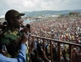 Le porte-parole du groupe rebelle M23, lieutenant-colonel Vianney Kazarama, s'adresse à la foule le 21 novembre 2012 dans le stade des Volcans à Goma, République démocratique du Congo. (Phil Moore/AFP/Getty Images)