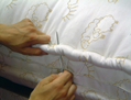 En Ardèche, l’entreprise Ardelaine a su créer une activité de filature en respectant les normes de rentabilité et de développement local. Sur la photo la couture d’un matelas. (avec l’aimable autorisation d’Ardelaine)