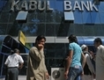 Kaboul, Afghanistan le 4 septembre 2010, piétons devant le siège principal de la Kabul Bank. (Massoud Hossaini/AFP/Getty Images)