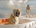Dans le film <i>L'histoire de Pi</i> du réalisateur Ang Lee, Pi (Suraj Sharma) doit apprendre à assurer sa propre survie au milieu de l'océan, tout en évitant de se faire dévorer par un tigre qui partage le bateau avec lui. (Rhythm & Hues/Twentieth Century Fox Film Corporation)
